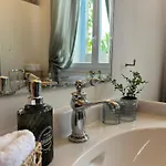 Maison La Boheme Parenthese Enchantee Au Coeur Du Charme, Petit-dejeuner De Reve B&B 비아스